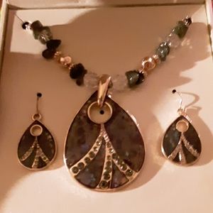 Necklace/earrings set